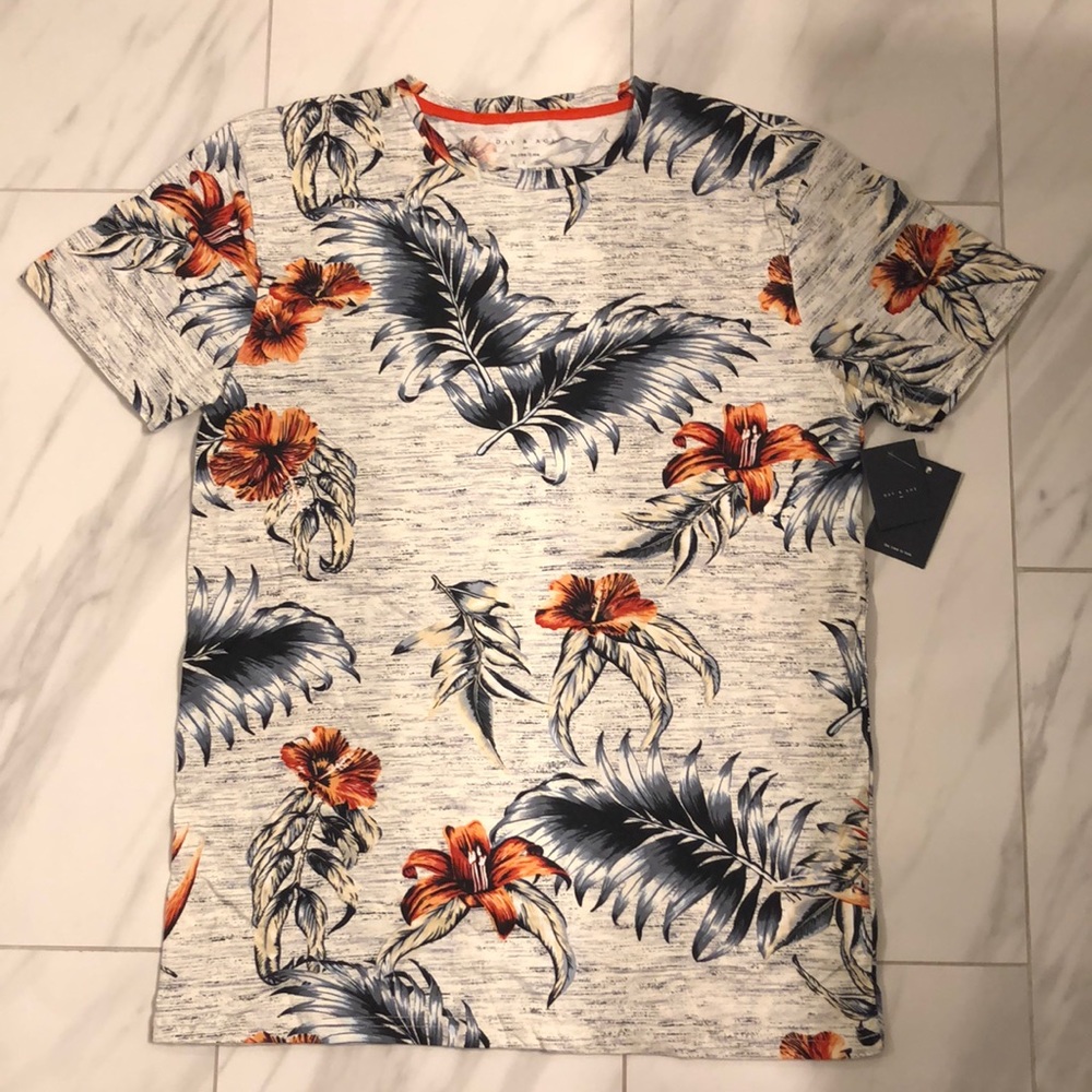 NWT Men’s Day & Age T-Shirt